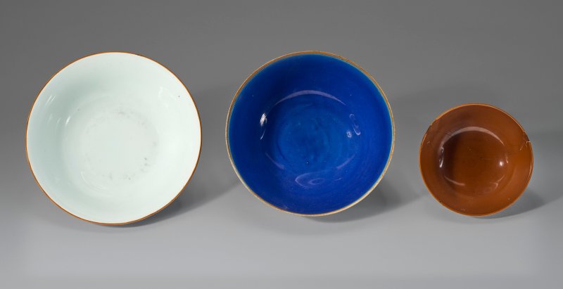 中國 十七/十九世紀 單色釉盌三件  CHINA, 17TH-19TH CENTURY - 图2