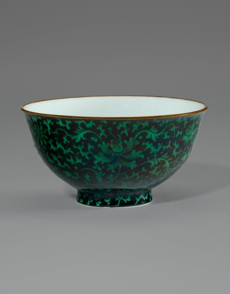 中國 或為清乾隆 墨地綠彩纏枝花卉紋盌 六字篆書款  CHINA, QIANLONG SEAL MARK IN UNDERGLAZE BLUE AND POSSIBLY OF THE PERIOD - 图3