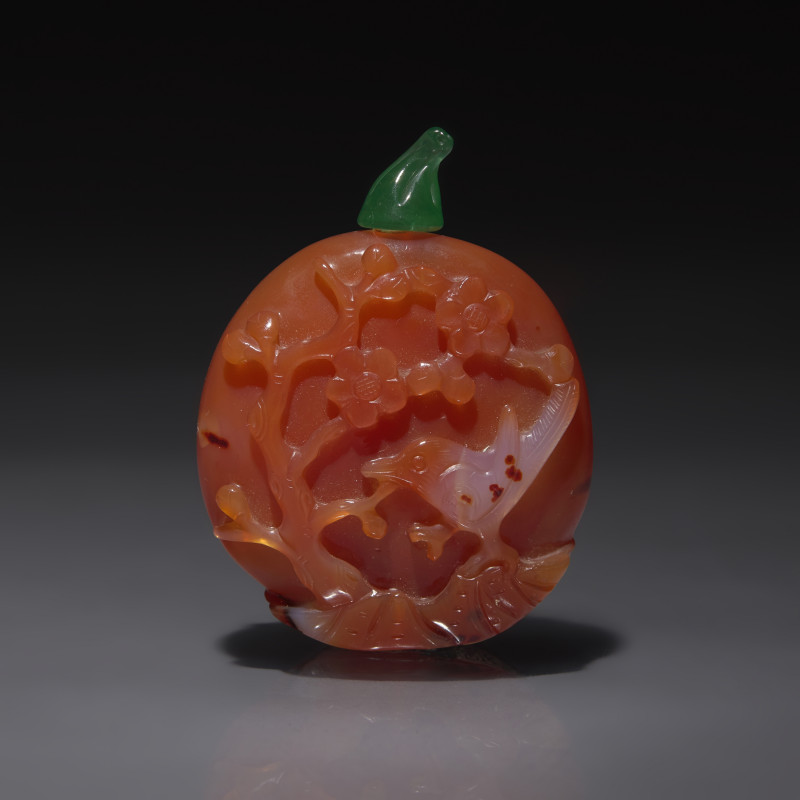 清晚期 瑪瑙雕花鳥壽桃圖鼻煙壺 | A Chinese Carved Carnelian Snuff Bottle, Late Qing Dynasty - 图1