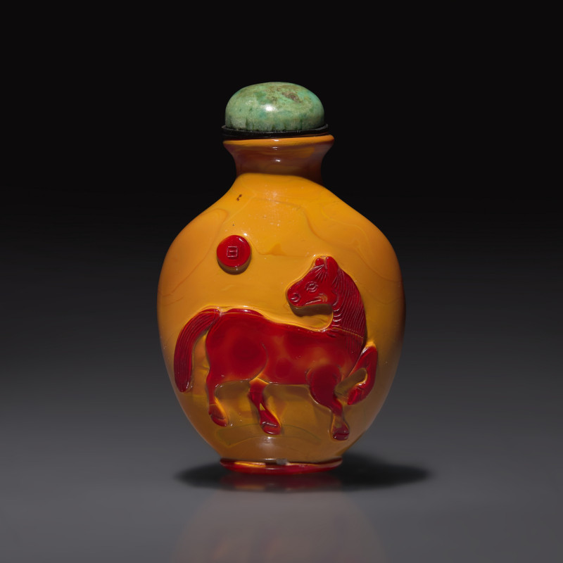 清晚期 仿雄黃地套紅料動物圖鼻煙壺 | A Chinese Carved "Realgar" Glass "Horse and Lion" Snuff Bottle, Qing Dynasty, 19th Century - 图1