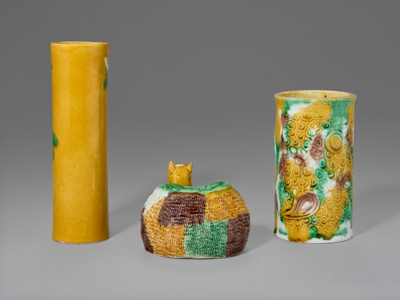 中國 十九/二十世紀初 素三彩瓷器三件  CHINA, 19TH-EARLY 20TH CENTURY - 图2