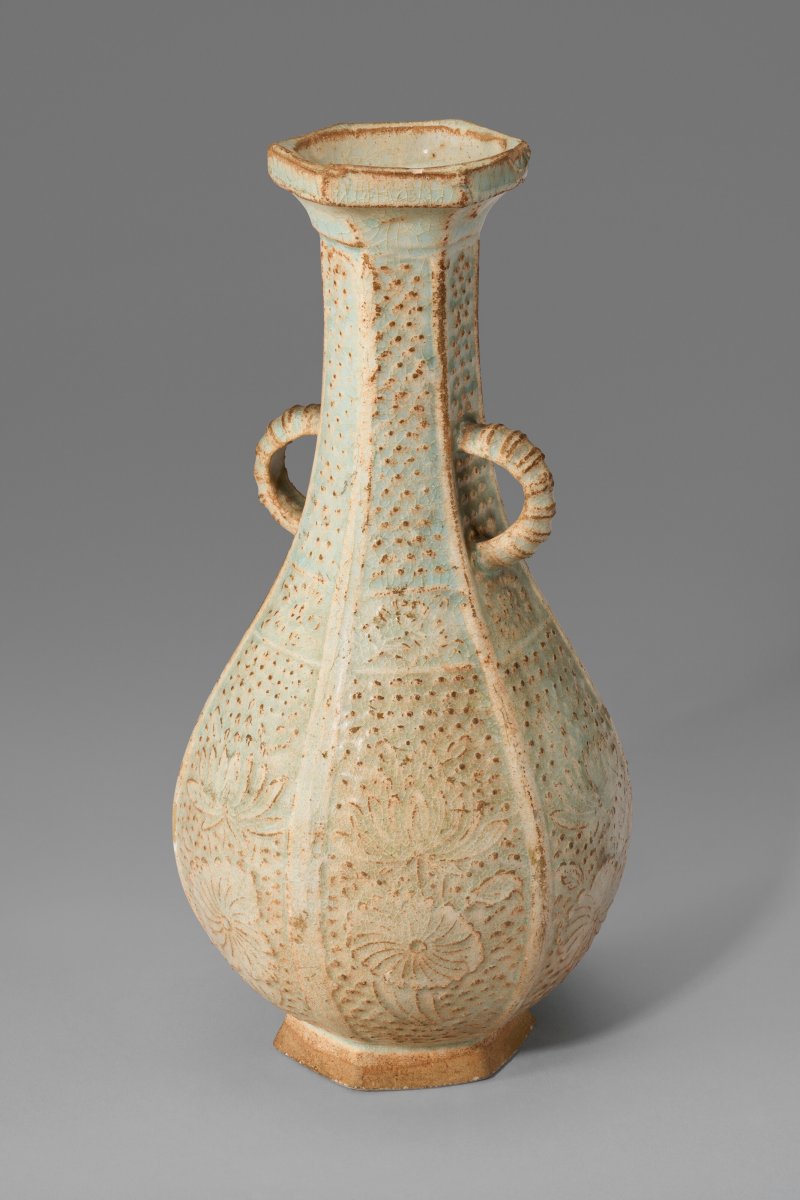 中國 南宋/元 青白釉印雙魚紋盤及雙耳六棱式瓶  CHINA, SOUTHERN SONG-YUAN DYNASTY (1127-1368) - 图3