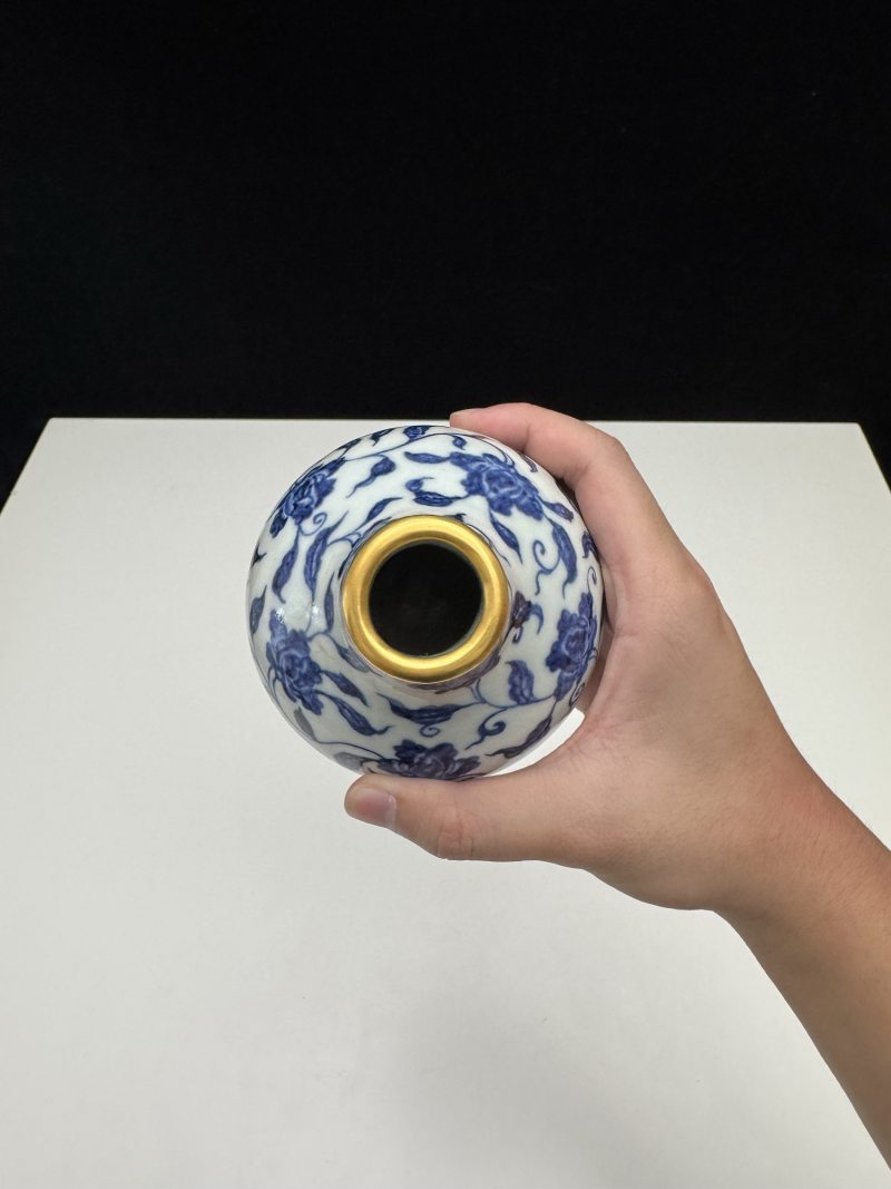 明宣德 青花缠枝花卉纹瓶 - 图15