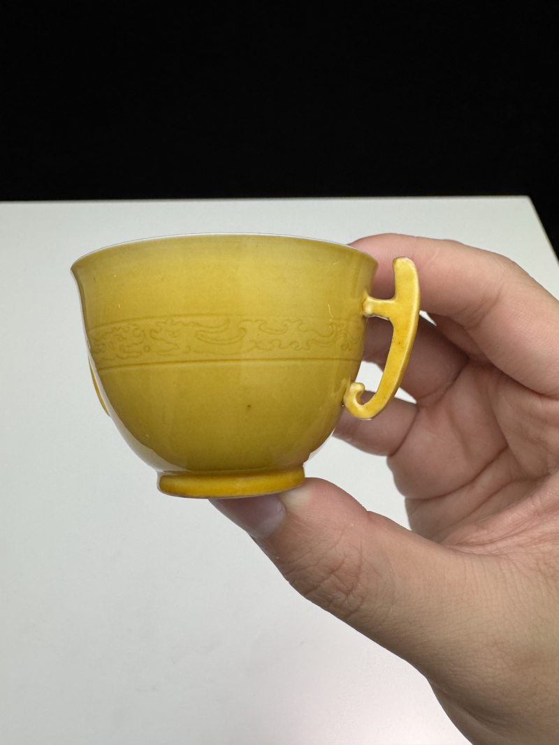 清康熙 娇黄釉暗刻夔龙纹双耳杯 - 图6