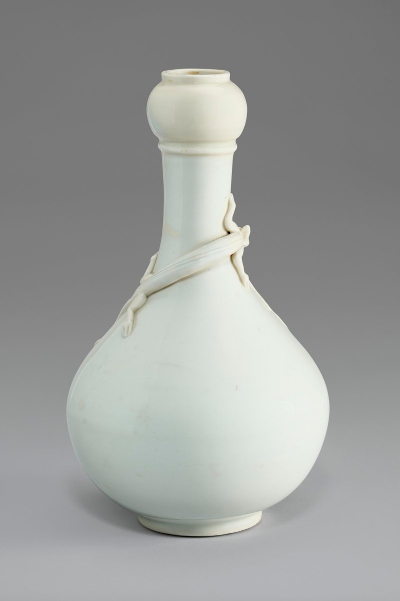 中國 十七世紀 德化白釉堆塑螭龍蒜頭瓶  CHINA, 17TH CENTURY - 图3