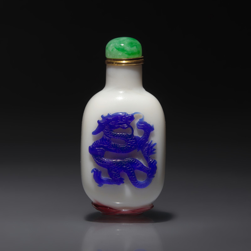 清中期 涅白地套雙色料龍鳳紋鼻煙壺 | A Chinese Glass Overlay "Dragon and Phoenix" Snuff Bottle, Qing Dynasty, 18th Century - 图2