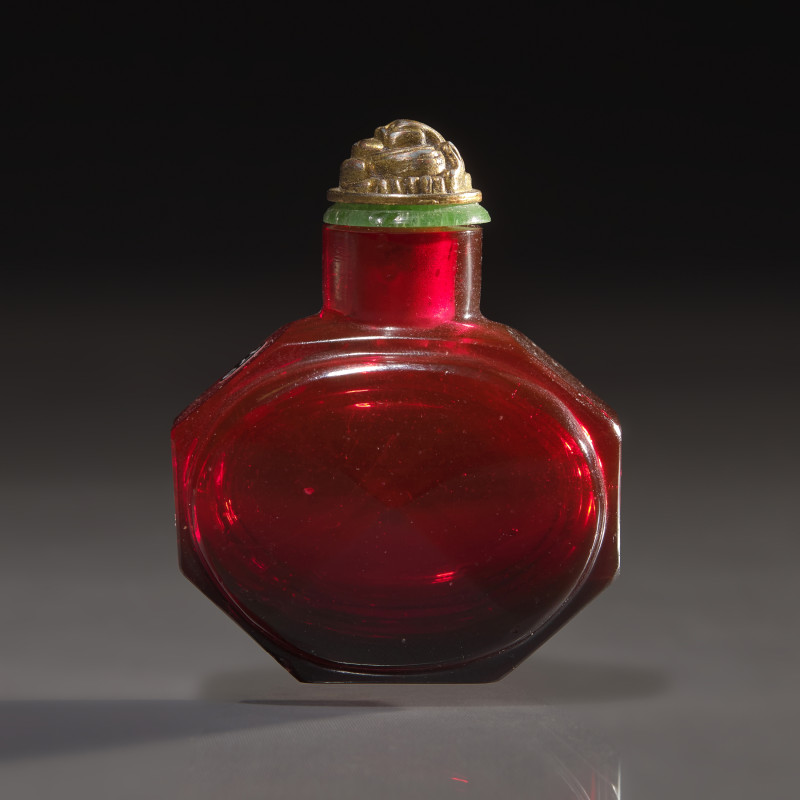 1730-1770年 御製寶石紅料八方鼻煙壺 | A Chinese Imperial Faceted Ruby Glass Snuff Bottle, Qing Dynasty, Circa 1730-1770 - 图1