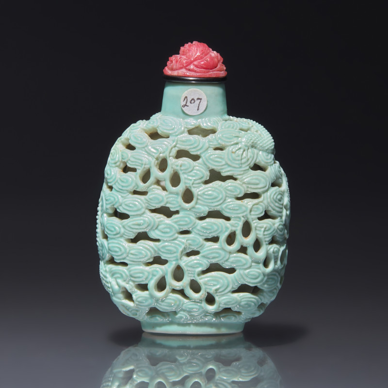 清晚期 松石釉鏤雕龍戲珠圖鼻煙壺 | A Chinese Turquoise-Glazed Reticulated Porcelain "Dragon" Snuff Bottle, Qing Dynasty, Second Half 19th Century - 图2