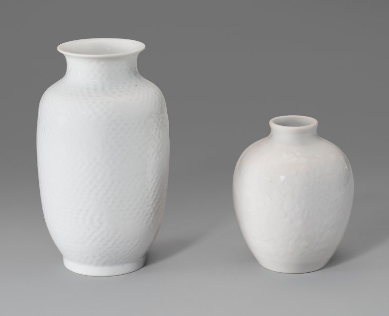 中國 清十八/十九世紀 白釉瓷器兩件  CHINA, 18TH-19TH CENTURY - 图1
