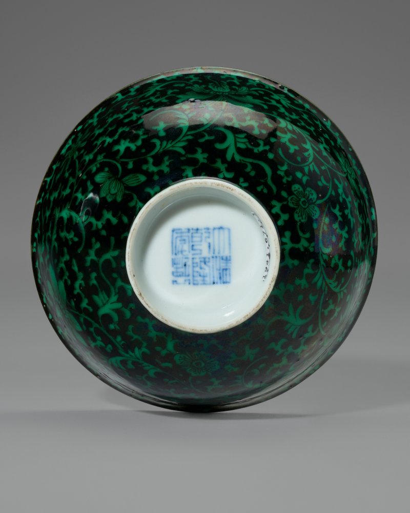 中國 或為清乾隆 墨地綠彩纏枝花卉紋盌 六字篆書款  CHINA, QIANLONG SEAL MARK IN UNDERGLAZE BLUE AND POSSIBLY OF THE PERIOD - 图4