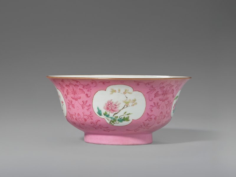 中國 清十八/十九世紀 粉彩胭脂紅地開光花卉紋盌  CHINA, 18TH-19TH CENTURY - 图1