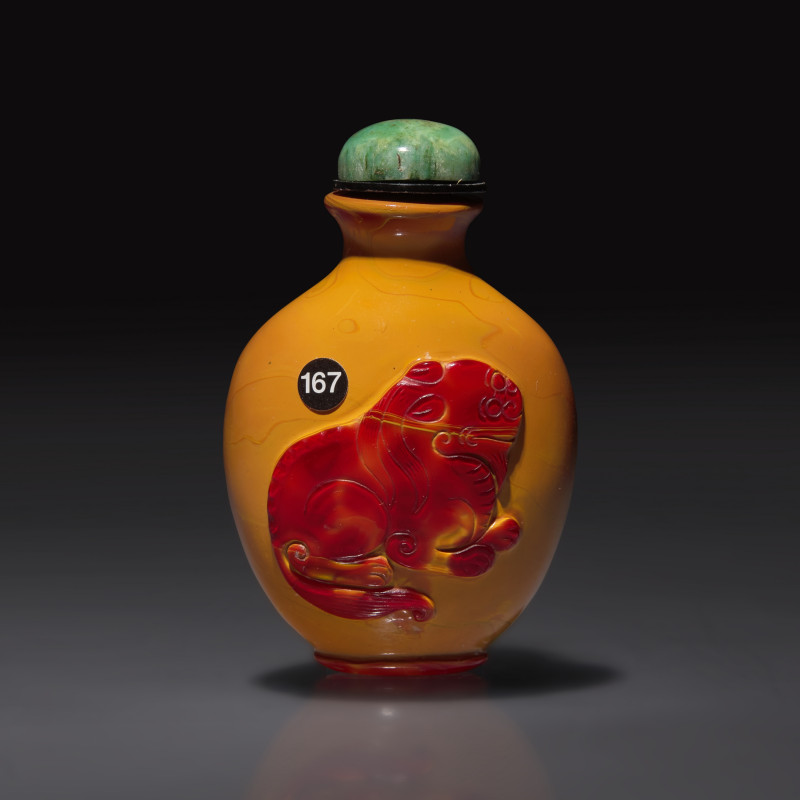 清晚期 仿雄黃地套紅料動物圖鼻煙壺 | A Chinese Carved "Realgar" Glass "Horse and Lion" Snuff Bottle, Qing Dynasty, 19th Century - 图2