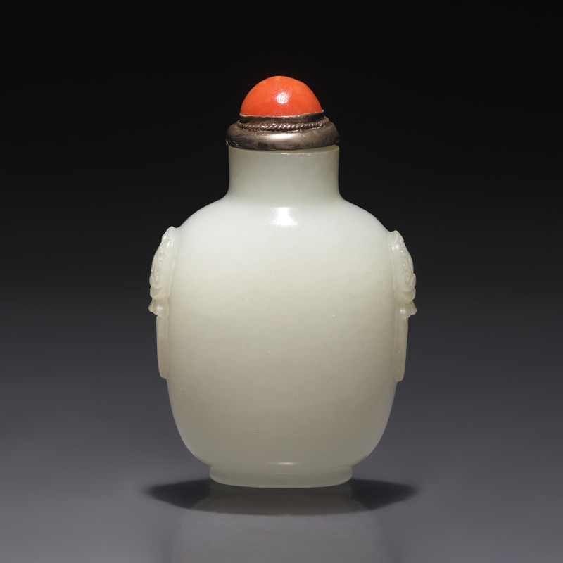 清中期 白玉鋪首啣環耳小鼻煙壺 | A Small Chinese White Jade Snuff Bottle, Qing Dynasty, 18th Century - 图1