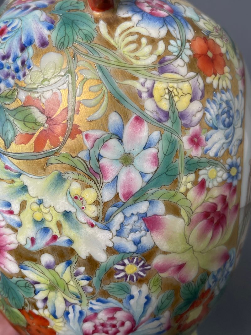 民国 粉彩描金百花不露地开光二乔图双耳瓶 - 图17