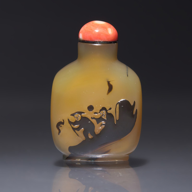1790–1880年 瑪瑙巧雕人物圖鼻煙壺 | A Chinese "Shadow" Agate Snuff Bottle, Qing Dynasty, Circa 1790-1880