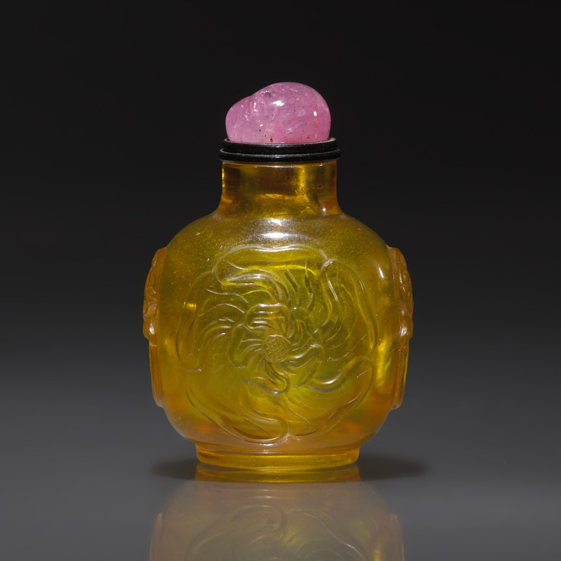 1725-1800年 御製黃料黃蜀葵紋鼻煙壺 | An Imperial Chinese Carved Yellow Glass Snuff Bottle, Qing Dynasty, Circa 1725-1800 - 图1