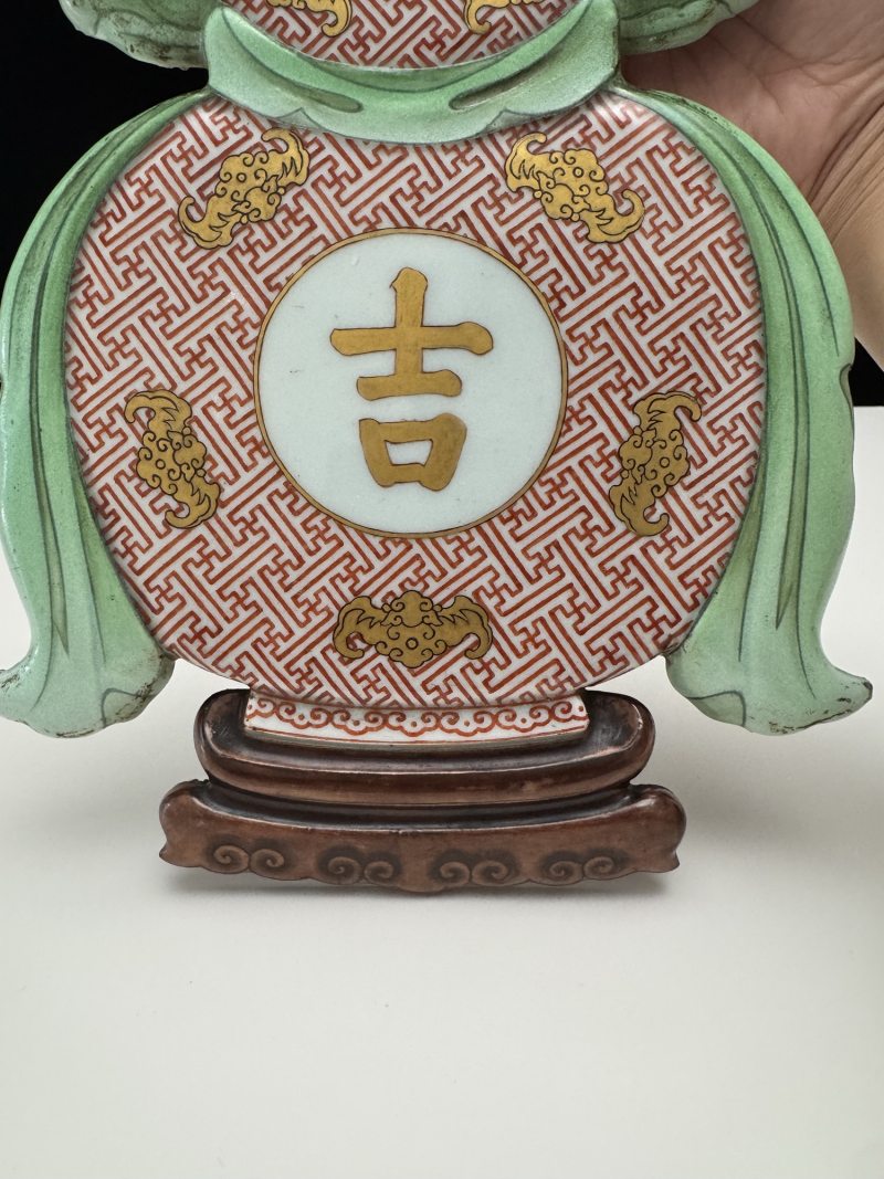 清乾隆 粉彩珊瑚红地描金“大吉”葫芦挂瓶瓷板 - 图9