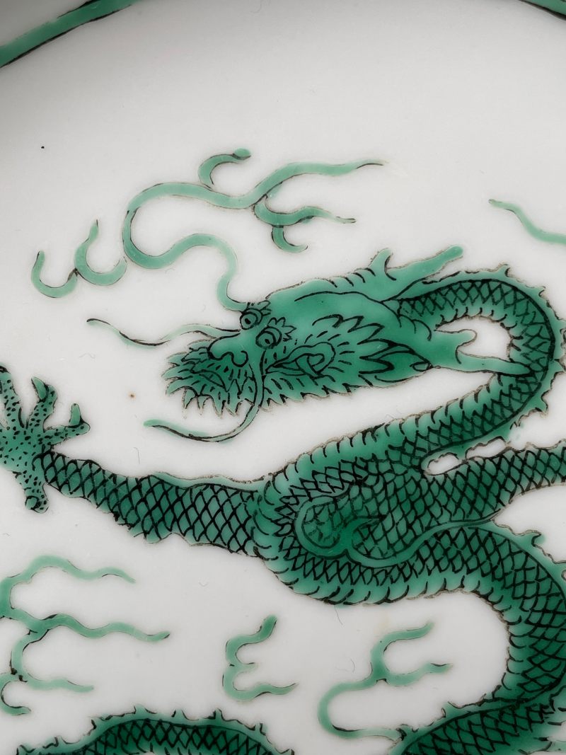 清道光 白釉暗刻海水绿龙纹盘 - 图15