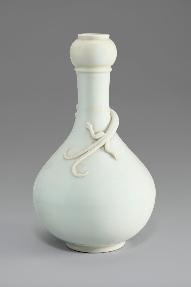 中國 十七世紀 德化白釉堆塑螭龍蒜頭瓶  CHINA, 17TH CENTURY - 图4