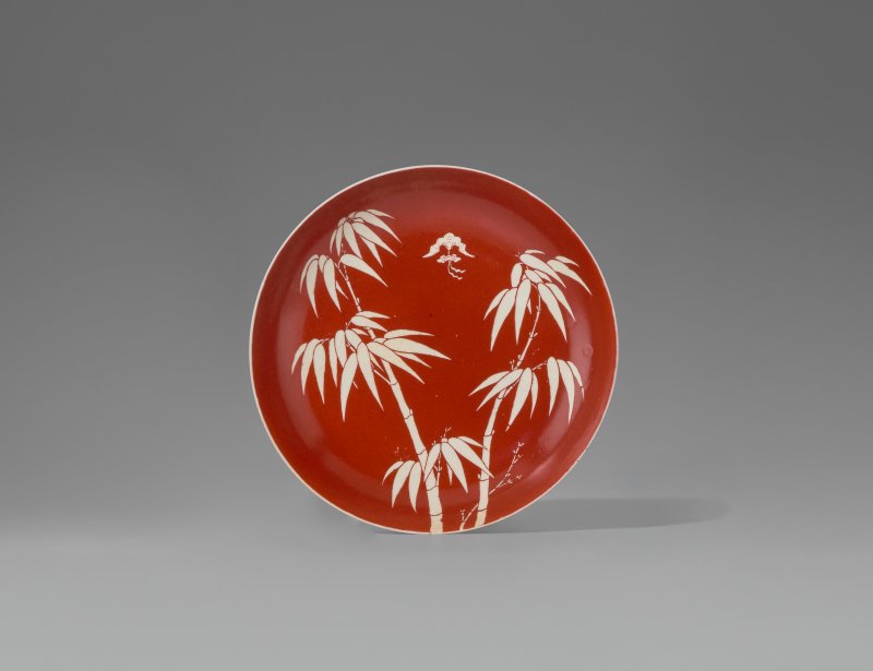 中國 清十九世紀 珊瑚紅白地秀竹紋盤  CHINA, 19TH CENTURY - 图1