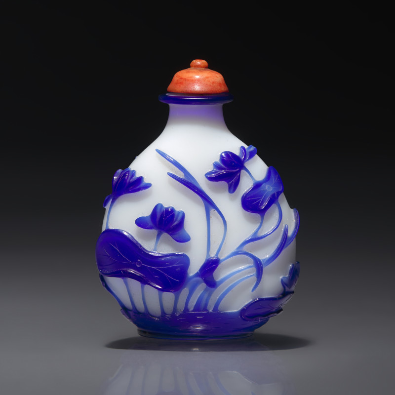 1750-1795年 涅白地套寶石藍料荷花紋鼻煙壺 | A Chinese Glass Overlay "Lotus" Snuff Bottle, Qing Dynasty, Circa 1750-1795 - 图1