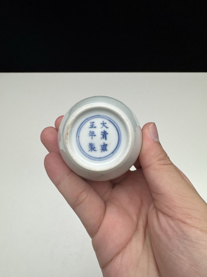 清雍正 白釉划花龙纹长颈小瓶 - 图13