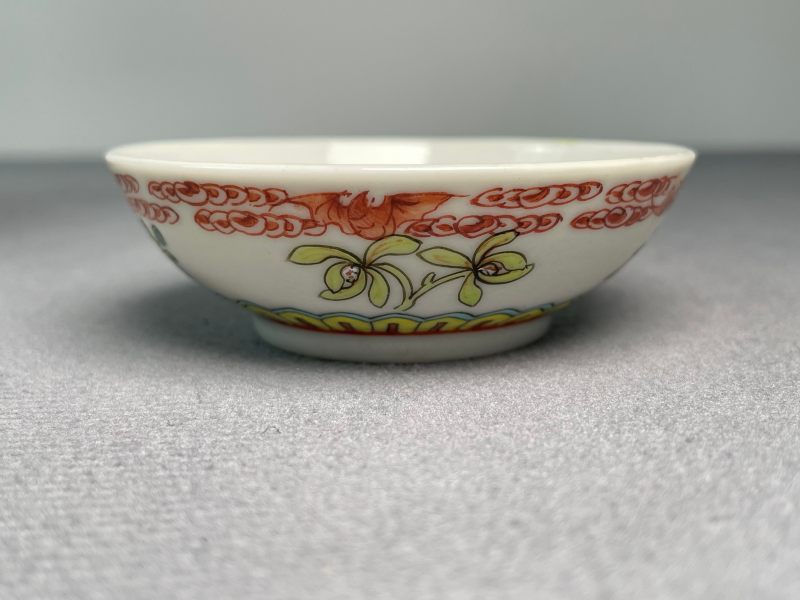 清中期 内矾红五福外粉彩折枝花卉纹小蝶 - 图2