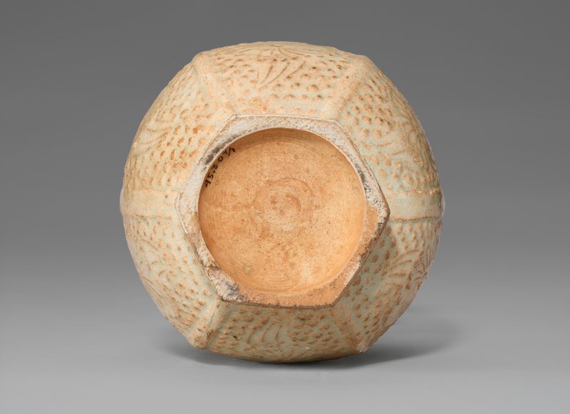 中國 南宋/元 青白釉印雙魚紋盤及雙耳六棱式瓶  CHINA, SOUTHERN SONG-YUAN DYNASTY (1127-1368) - 图4