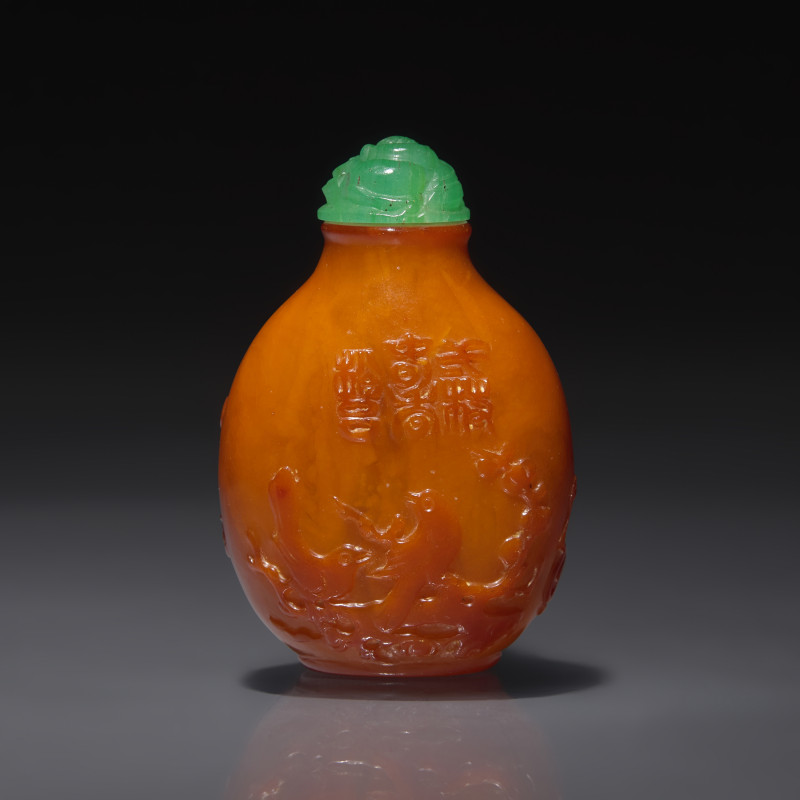 1800-1860年 琥珀雕喜鵲紋鼻煙壺 | A Chinese Carved Amber Snuff Bottle, Qing Dynasty, Circa 1800-1860 - 图2
