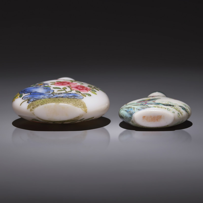清中晚期及更晚 白料胎畫琺瑯鼻煙壺兩支 | Two Chinese Enameled Glass Snuff Bottles, Circa 1780-1850 and Probably 20th Century - 图3