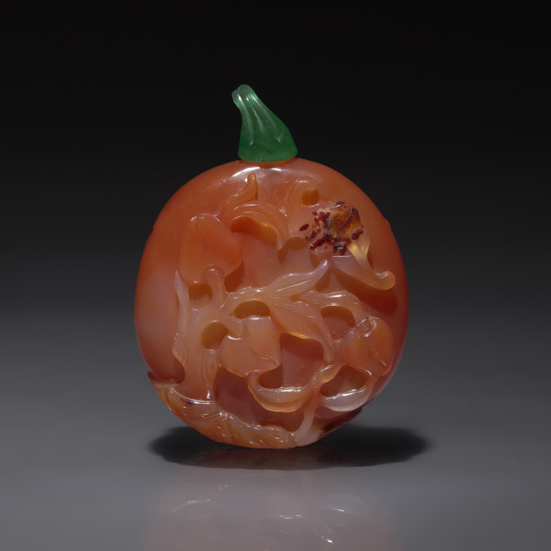 清晚期 瑪瑙雕花鳥壽桃圖鼻煙壺 | A Chinese Carved Carnelian Snuff Bottle, Late Qing Dynasty - 图2