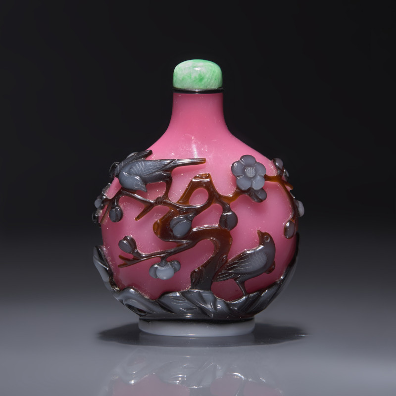 1800-1860年 粉紅地套褐白料喜上眉梢圖鼻煙壺 | A Chinese Double-Overlay Glass "Magpies and Prunus" Snuff Bottle, Qing Dynasty, Circa 1800-1860 - 图2