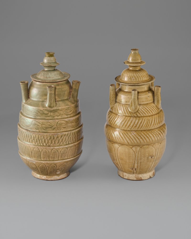 中國 北宋 龍泉窯青釉五管蓋瓶兩件  CHINA, NORTHERN SONG DYNASTY (960-1127) - 图1