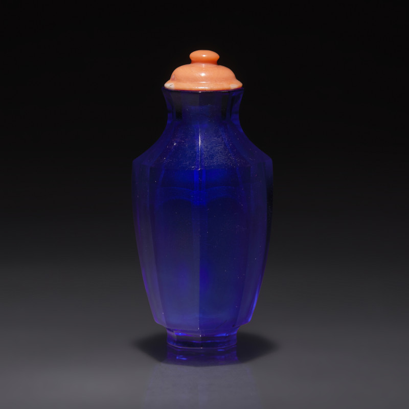 1720-1770年 寶石藍料鼻煙壺 | A Chinese Faceted Cobalt Blue Glass Snuff Bottle, Qing Dynasty, Circa 1720-1770 - 图1