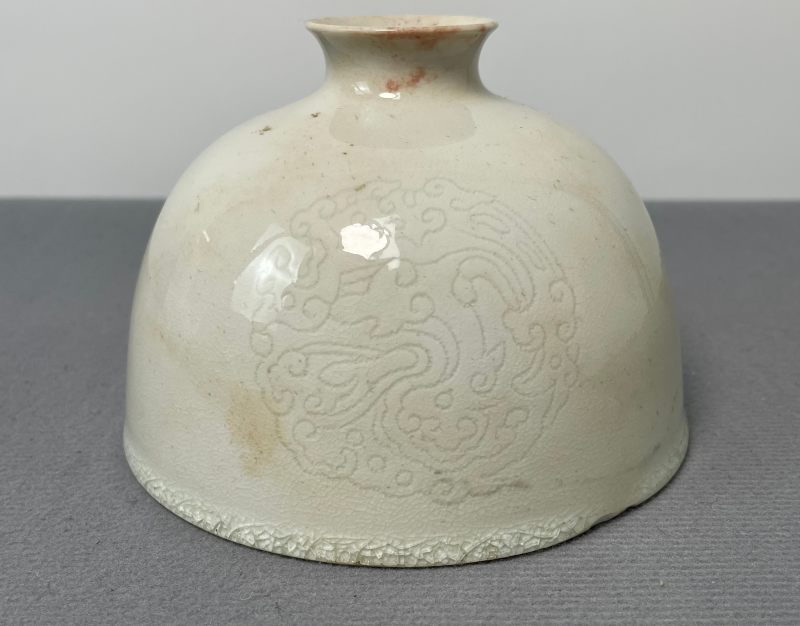 清康熙 白釉暗刻团螭纹太白尊 - 图2