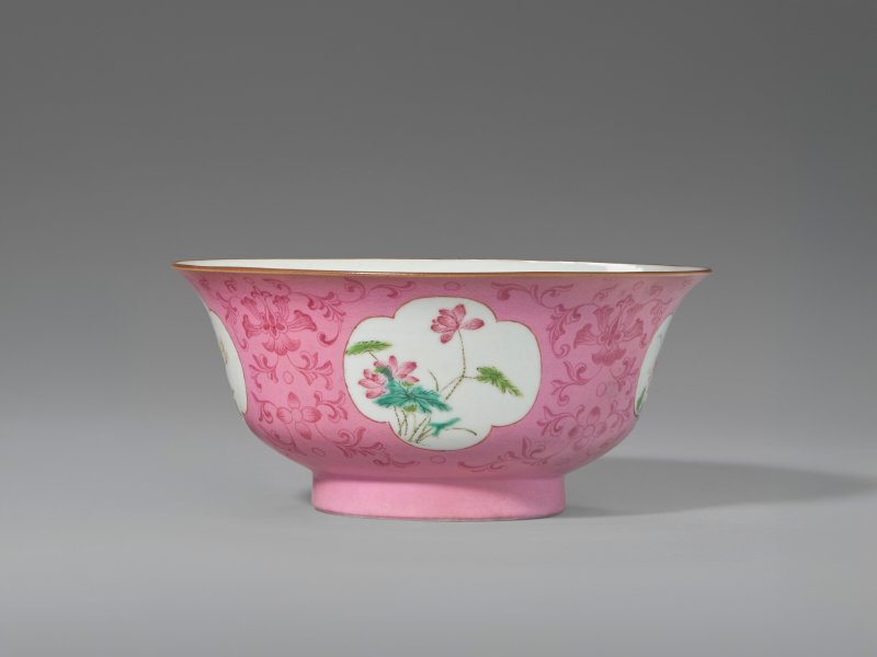 中國 清十八/十九世紀 粉彩胭脂紅地開光花卉紋盌  CHINA, 18TH-19TH CENTURY - 图2