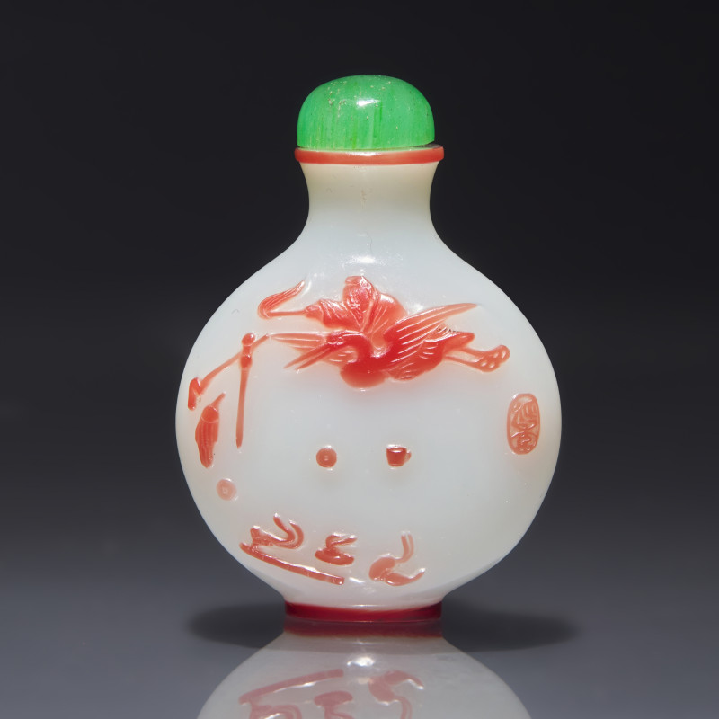 1850-1890年 揚州作涅白地套粉紅料以介眉壽鼻煙壺 | A Chinese Overlay Glass Snuff Bottle, Yangzhou School, Qing Dynasty, Circa 1850-1890 - 图1