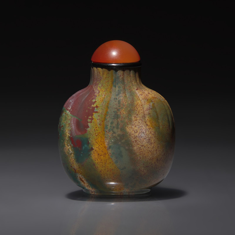 清中期 羊肝瑪瑙荷包式鼻煙壺 | A Chinese Carved Jasper "Purse" Form Snuff Bottle, Qing Dynasty, 19th Century - 图1