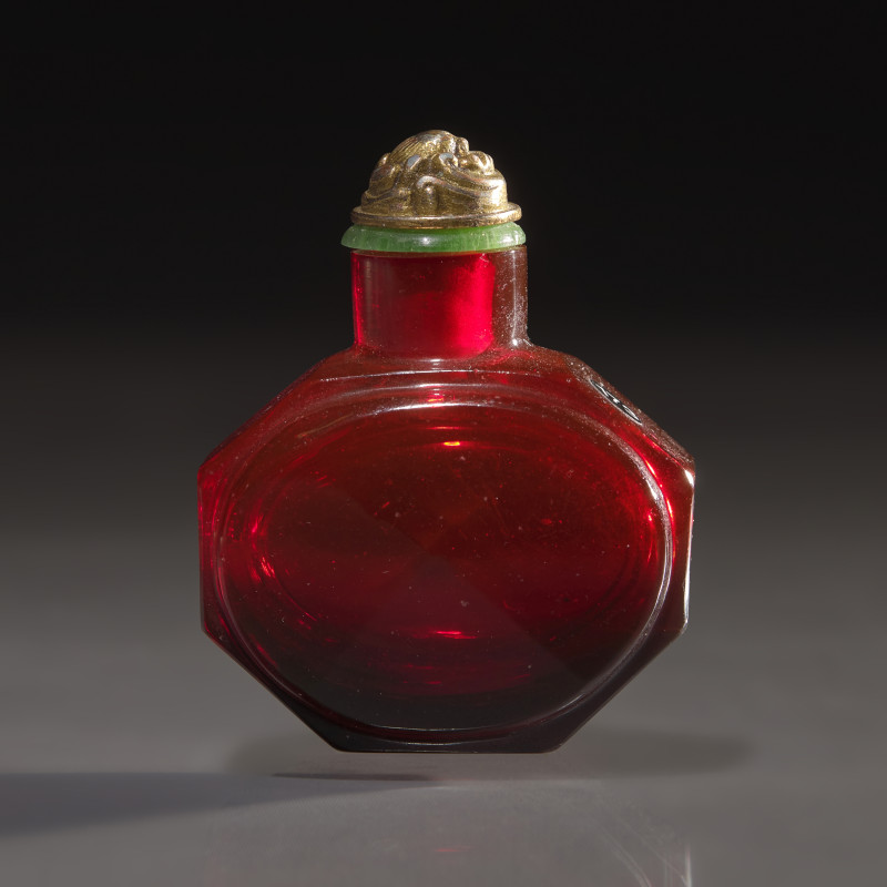 1730-1770年 御製寶石紅料八方鼻煙壺 | A Chinese Imperial Faceted Ruby Glass Snuff Bottle, Qing Dynasty, Circa 1730-1770 - 图2