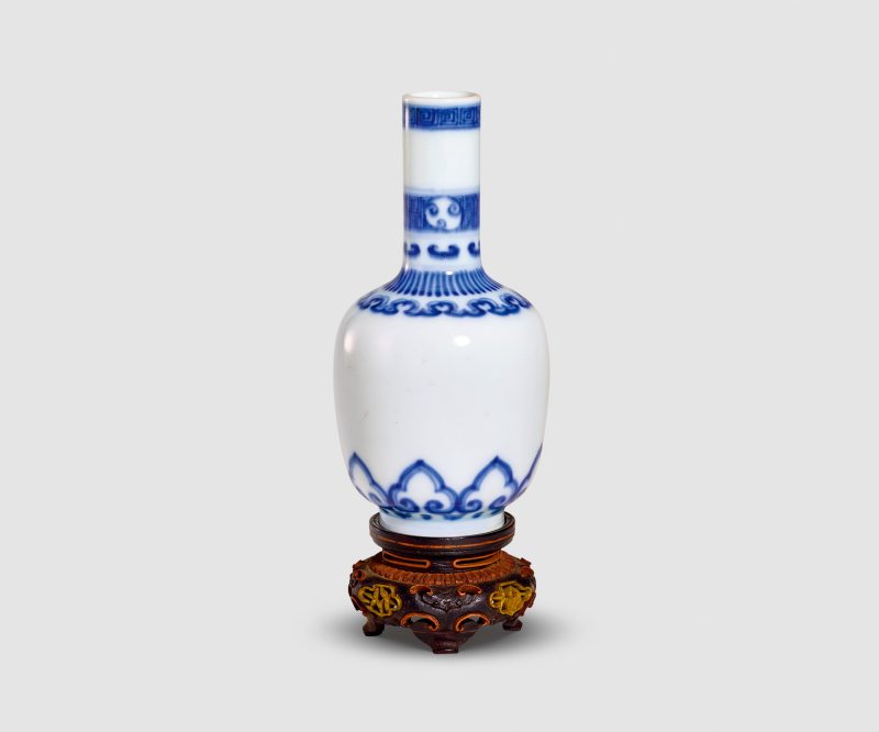 清雍正 青花如意莲瓣纹直颈小瓶