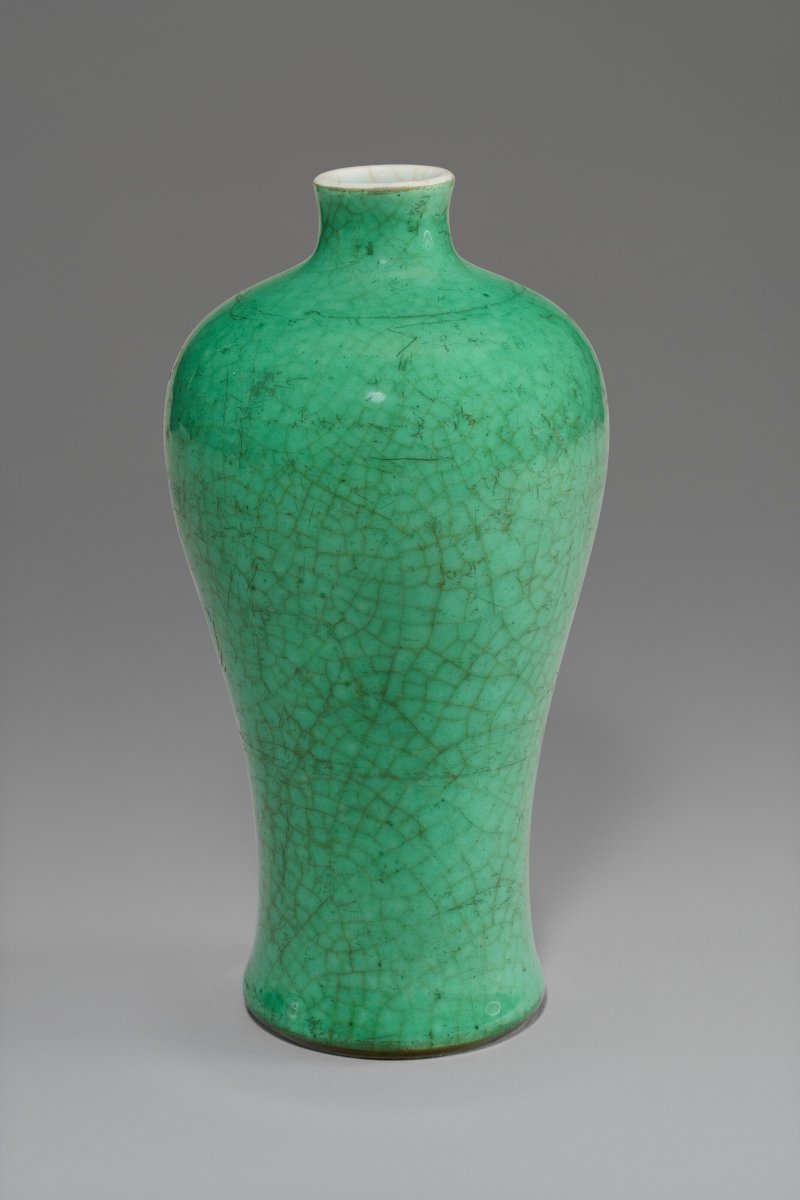 中國 十七/十八世紀 蘋果綠釉梅瓶  CHINA, 17TH-18TH CENTURY