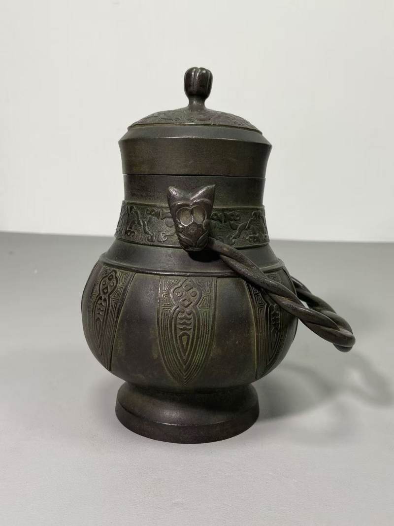 清 铜蝉叶纹提梁卣 - 图2