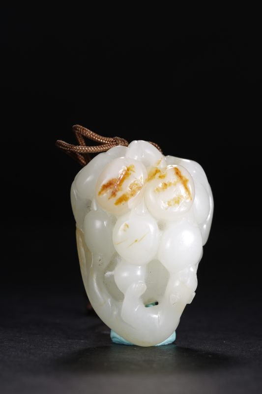 清 白玉松鼠葡萄挂件 - 图3