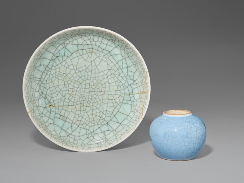 中國 清十八/十九世紀 開片瓷器兩件  CHINA, 18TH-19TH CENTURY - 图1