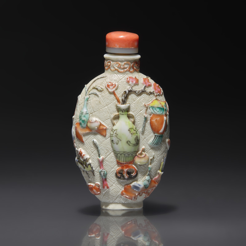 1736-1795年 粉彩模印博古圖鼻煙壺 | A Chinese Molded and Enameled "Bo Gu Tu" Porcelain Snuff Bottle, Qianlong Mark and of the Period
