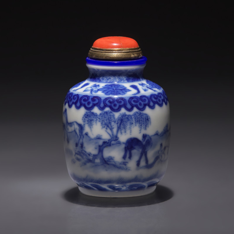 晚清民國 青花穆王八駿圖鼻煙罐 | A Chinese Blue and White "Eight Horses of Mu Wang" Snuff Jarlet, Qing Dynasty, 19th/20th Century