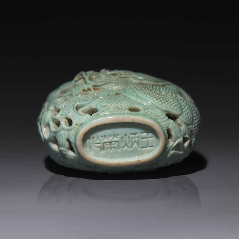 清晚期 松石釉鏤雕龍戲珠圖鼻煙壺 | A Chinese Turquoise-Glazed Reticulated Porcelain "Dragon" Snuff Bottle, Qing Dynasty, Second Half 19th Century - 图3