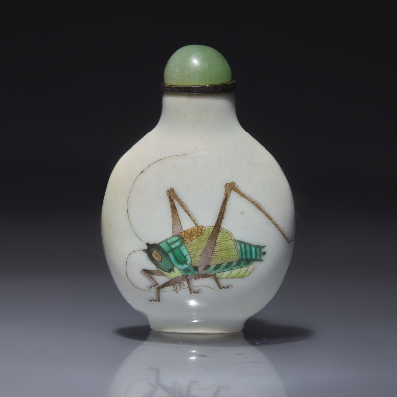 清道光 粉彩蟈蟈圖鼻煙壺 | A Chinese Enameled Porcelain "Crickets" Snuff Bottle, Daoguang Mark and of the Period