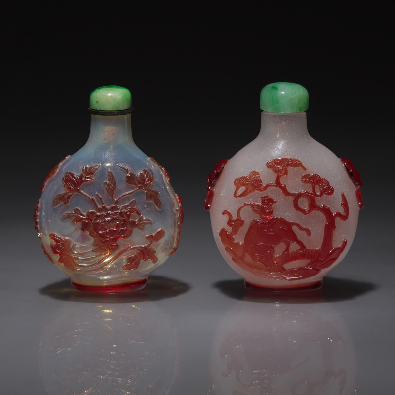 清晚期 套寶石紅料及雪霏地套寶石紅料鼻煙壺兩支 | Two Chinese Ruby-Overlay Glass Snuff Bottles, Qing Dynasty, 19th Century - 图1