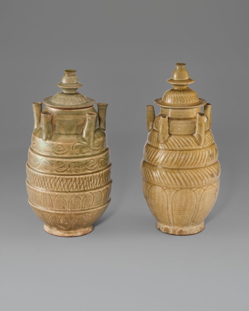 中國 北宋 龍泉窯青釉五管蓋瓶兩件  CHINA, NORTHERN SONG DYNASTY (960-1127) - 图2